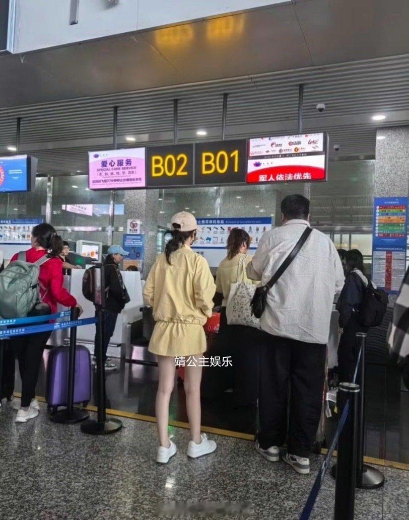 35岁李沁现身张家界国际机场被偶遇，身穿鹅黄色短裙套装，头戴棒球帽，身材纤瘦，一双大长腿又细又白，少女感十足，状态好松弛！ ​