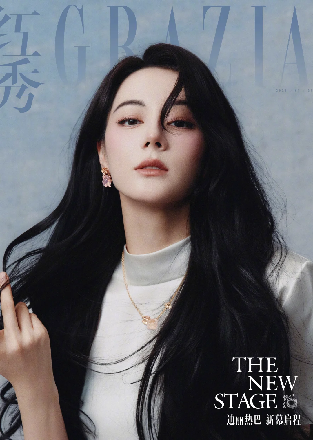 迪丽热巴红秀开年封面终于来了！