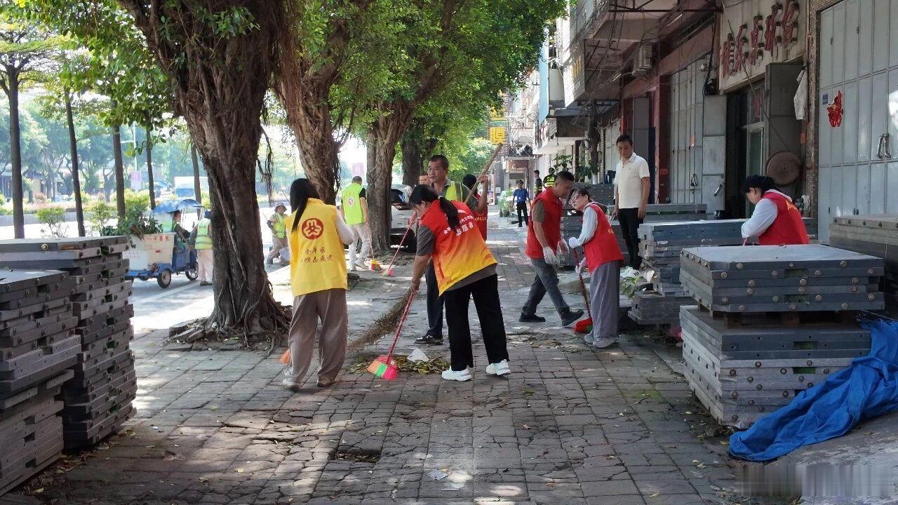 #共建城市文明# 【潮汕联动齐动手 交界地带焕新颜】潮安区城市管理和综合执法局联合庵埠镇，会同汕头市相关部门，聚焦潮汕公路砚南路路口至大霞路口段两侧及交界区域，同步推进环境卫生集中清理和市容秩序整治，以实际行动推动汕潮揭都市圈人居环境协同提升。 ​