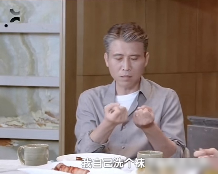 51岁李乃文自爆：除了演戏，我啥都不会！
说自己连洗袜子都能洗破手，这话一出直接把网友整懵了，不少人吐槽他连基本生活都不能自理。
翻遍他多年的采访和综艺，没找到半点擅长家务的实锤，反倒全是另一个方向的料：不炒作不搞副业，不蹭热度不买热搜，一辈子就扎在演戏里。
这年头，能把所有精力都砸在一件事上