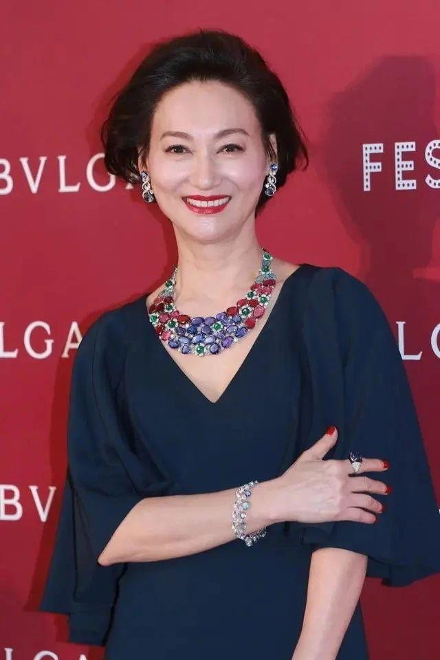 惠英红的敬业精神带给我的深刻启示
 
惠英红驰骋影坛五十载，从底层配角到三金影后，她身上极致的敬业精神，让人深受触动、倍感敬佩。真正的敬业从不是口号，而是数十年如一日的坚守与全力以赴的态度。
 
拍戏多年，她满身伤病却从不懈怠。武打戏被连打数十拳、高烧昏厥、拍戏摔断
