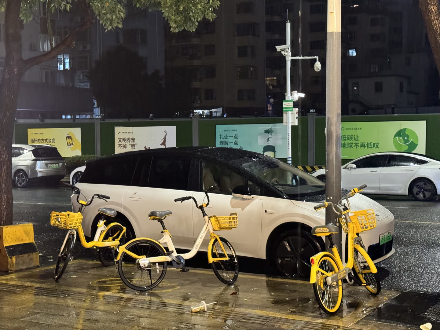 展厅都看不到i8了，又要改还是放弃？