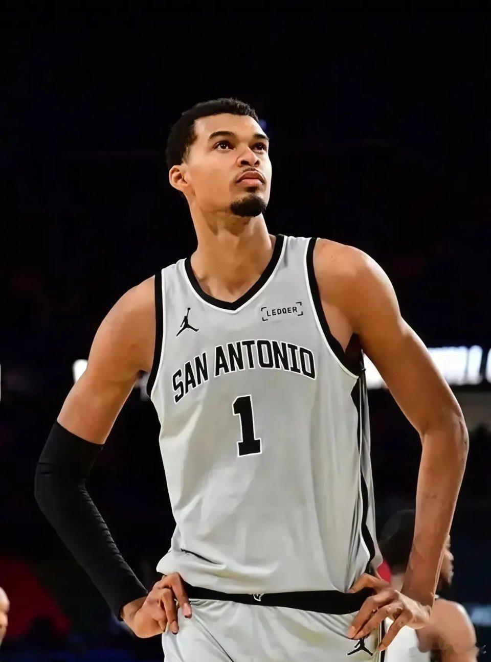 成也文班，败也文班！NBA总决赛第二回合，比赛最后时刻文班亚马打成2+...