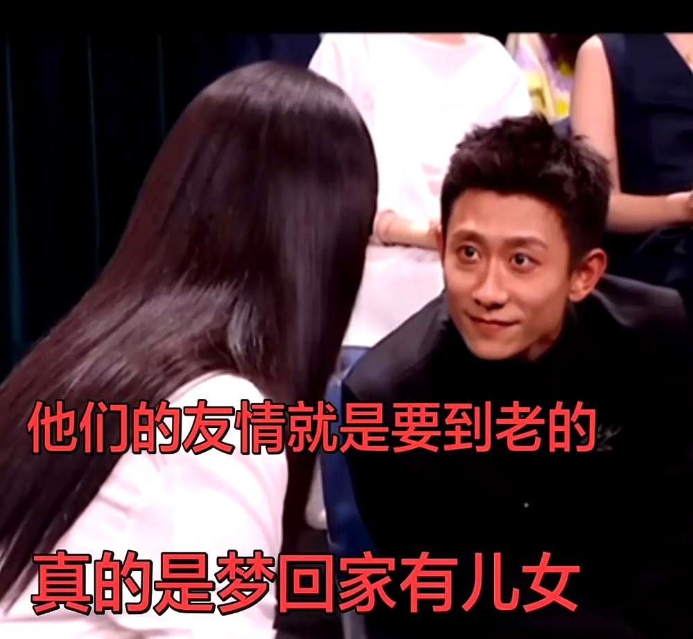 金鹰奖内场杨紫被点名清唱《好运来》，台下明星坐着，就张一山笑得没一点包袱，边笑边鼓掌。等杨紫起身，他默默把拖地的裙摆拎了起来。

这动作比背叛全世界都实诚。

跟二十多年前拍《家有儿女》时一个德行。两人认识22年，早就把对方活成了主食。私下聚会光聊家长里短，压根不谈专业。杨紫拿白玉兰，张一山第一时间