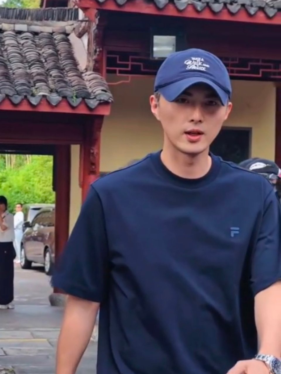 叶祖新为新剧豹隐南山去上香祈福了，在其中饰演了大理寺寺卿这个角色，感觉叶祖新气质真的很适合呀。新剧开机叶祖新又有机会给粉丝“饭撒”了，不知道粉丝到时又能吃到必清师傅布施的什么饭菜呢？ ​
