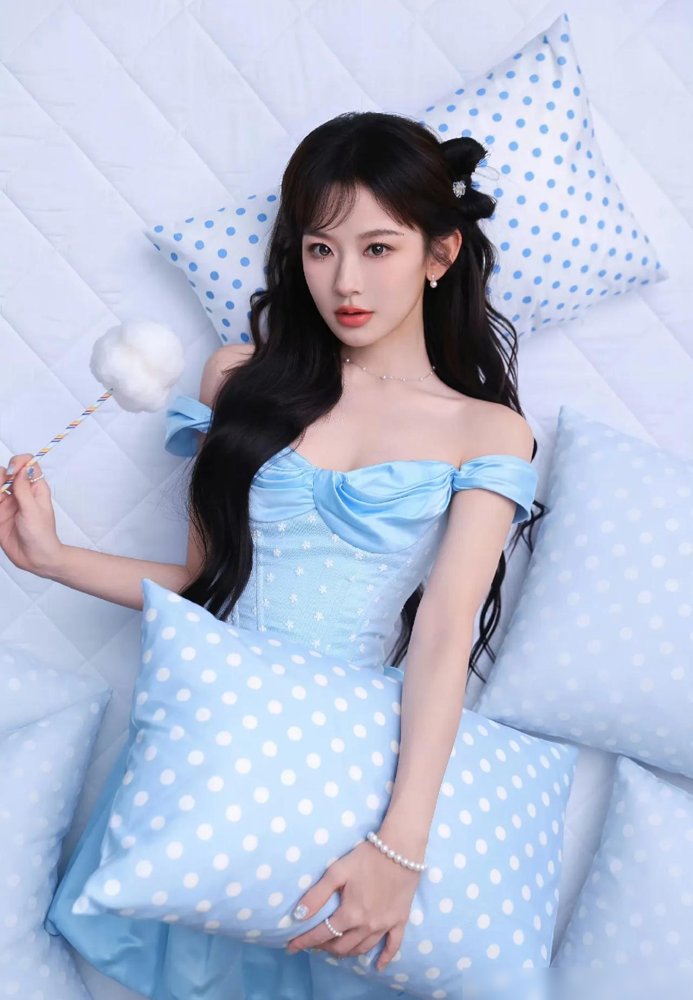 拍14部短剧的CP，真被塞进同一档婚姻综艺了。曾辉韩雨彤，这俩名字短剧圈外没人认识，圈内却是实打实的顶流。这回不是竖屏，是刘乐的新节目《请原地结婚》，长沙已经开录。刘乐是谁？《再见爱人》的导演。别人做婚恋是劝和劝分，她直接搞“婚姻沙盒”，让嘉宾提前闯关成年人生活。郑合惠子、任宥纶也在常驻名单里。短剧