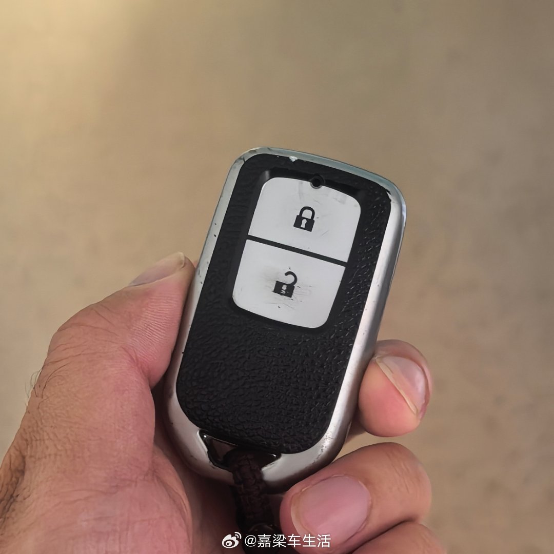 哈哈哈哈！我以为是我姐的小飞度呢！前两天刚吐槽完，她这钥匙还不赶雅迪钥匙精致呢[笑cry]#鲁H2M222偶遇鲁H2W222# ​