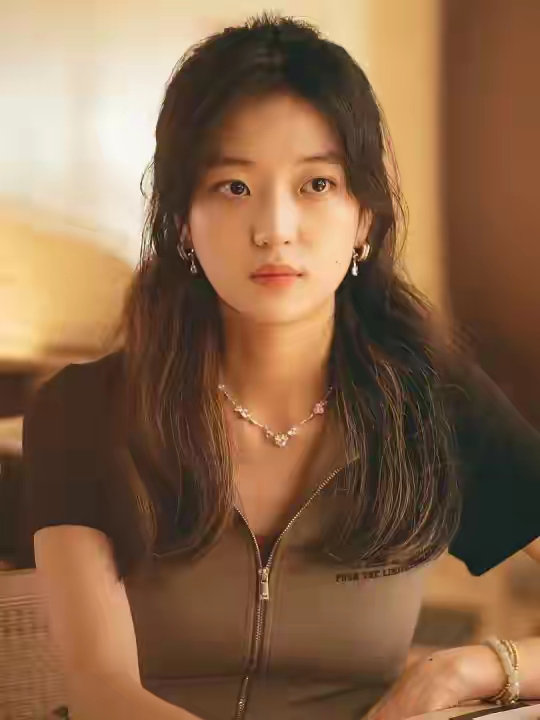 孙千最近在《今日影评》里聊《早春晴朗》的尚之桃，说了句&34;女孩要配得感强&34;。

她原话其实很克制：女孩子内心要笃定，要相信自己值得被好好爱，别习惯性自卑内耗；但还补了句关键的——配得感不是凭空幻想的，是一步一步靠自