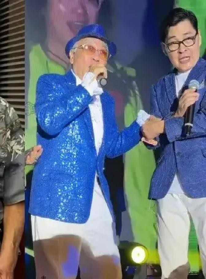 84岁的卢海鹏在中山台上唱到腿软往后倒，顾冠忠一把扶住他。儿子从加拿大飞回来，在后台全程挽着他的手臂。网上说这是最动人的团圆。但卢海鹏三个孩子全在加拿大，他在香港独居，2018年做心脏手术的20万是古天乐垫的。
那天是9月26日，中山小榄。卢海鹏下车的时候，吴丽珠和麦子云一左一右搀着他，一步一步挪进