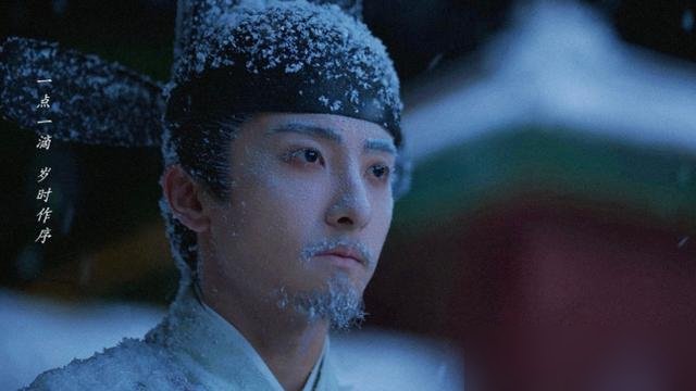 40度高温，他穿着三层棉官服，被喷了一下午假雪，就为了演一具“冻死”的尸体。
牛骏峰在《兰香如故》里那场雪中戏，全网都以为是大冬天拍的。其实是横店最热的时候，他裹着厚戏服，保持一个姿势不敢动，雪浆混着汗往领口里灌。
导演喊卡，他腿已经僵了。就为了最后镜头里，睫毛上那层霜看着是真的。
结果正片里
