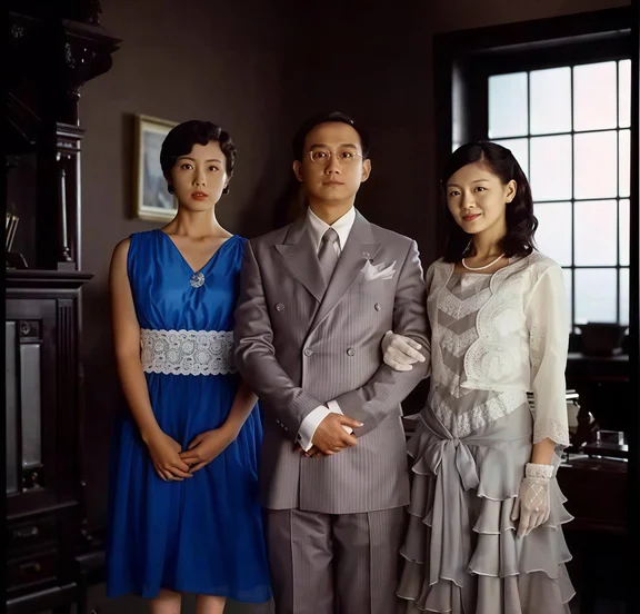 2004年，电视剧《夜半歌声》拍摄期间，黄磊孙莉大 S 的一张同框剧照。#老照片 #当年的颜值
	
（这部剧由黄磊自导自演。当年，黄磊33岁，孙莉27岁，徐熙媛 28岁。）