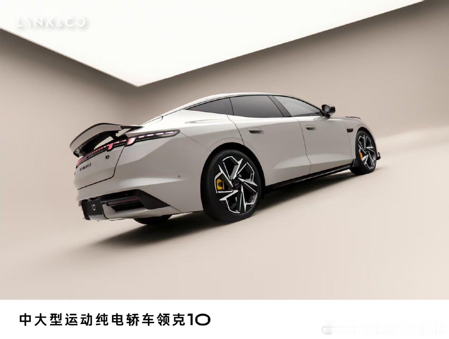 #突然发现有车之后心态变了#此前罗永浩试驾领克10的观点，让我对这款车多了一份好感，拥有领克10之后，出行的心态完全不一样，不用再为打车等车耗费时间，周末约上亲友短途出游也变得格外轻松 ​