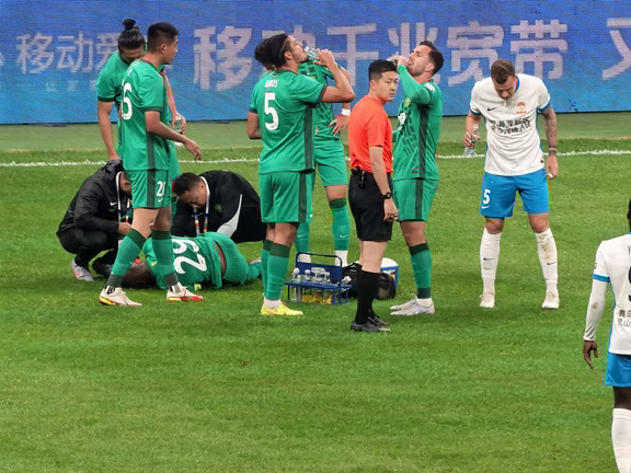 盼法比奥能早日重回绿茵场…