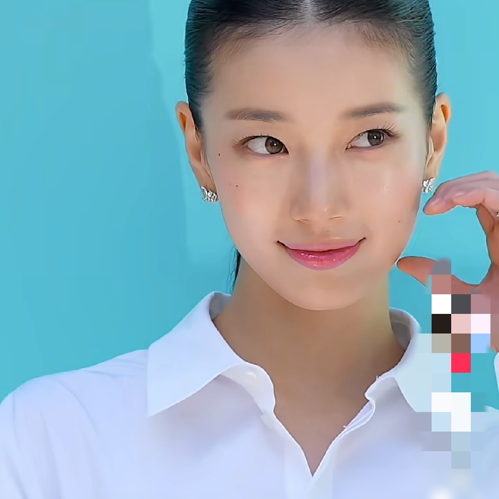 花瓶要拿视后，这事本身就很吓人。
裴秀智在《安娜》里，从十几岁演到四十多岁，穷人装名媛，一句谎话滚成雪球，最后连自己都信了。那种疲惫和紧绷，不是靠脸能演出来的。
更狠的是，这角色直接把她送进了百想视后候选，顺手还拿了青龙奖视后。
要知道，韩国爱豆转型演员，扑街的能排满汉江。她没走通稿吹努力，直