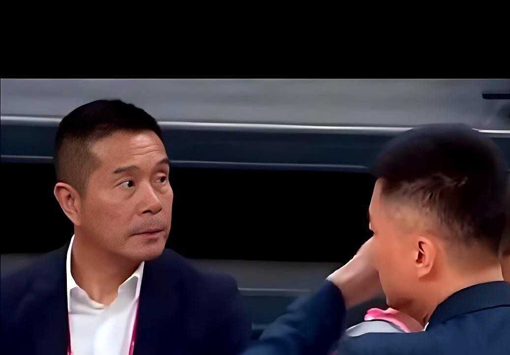 陈海涛输球反而笑开了花，这位广东男篮的投资人昨晚在场边看得比赢球还过瘾。
深圳主场，比分牌上81比89刺眼地挂着，可替补席上王洪泽砍下24分那几个霸气回合，陈家政稳稳上双的出手，黄明依防守端那股重新燃起的狠劲儿，老陈全看在眼里。新帅亚科夫列维奇全程稳稳坐在教练席，不像杜锋那样暴跳如雷，队员失误了他拍