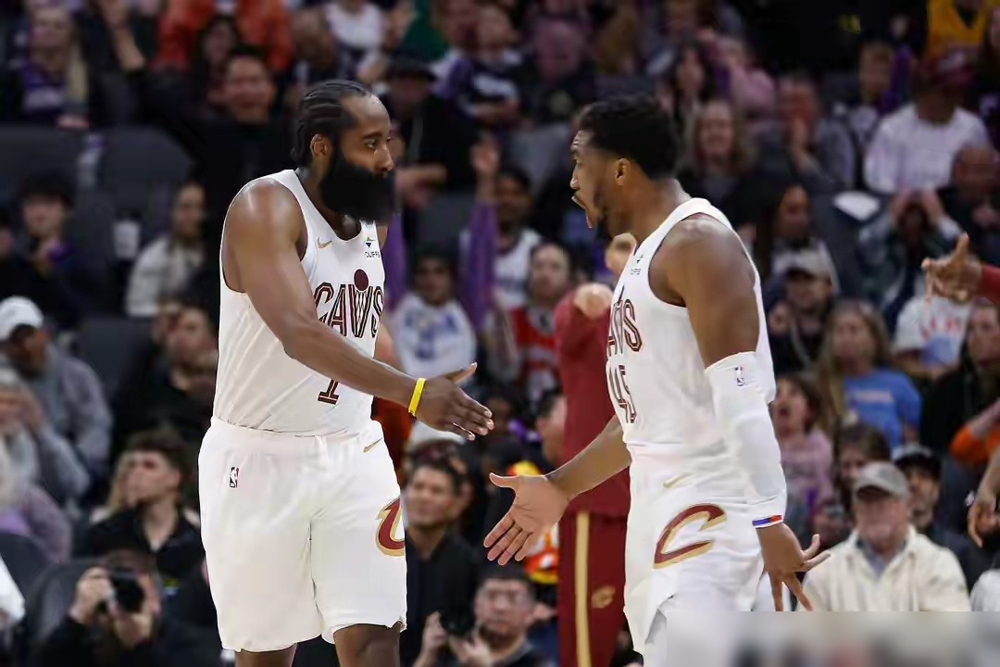 更衣室的战术板是不是又被砸了？哈登6次失误，米切尔11投2中，半场全队...