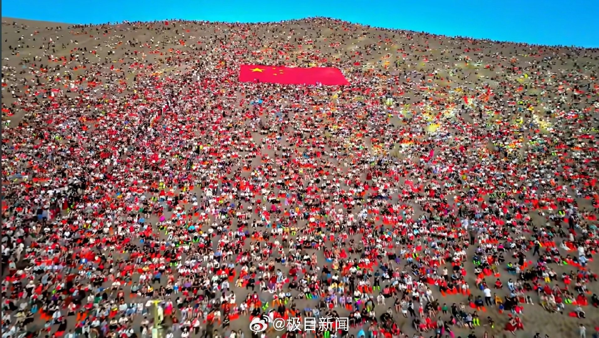 #这不是拼豆撒了这是游客坐满山头#连绵沙丘上密密麻麻坐满游客，五彩身影与金黄沙山形成强烈对比，被网友精准调侃“乍一看还以为是拼豆撒了”。现场游客感叹“感觉有一亿人在”，整座山头几乎无立锥之地，沙丘本身反而成了游客的“背景色”。 ​