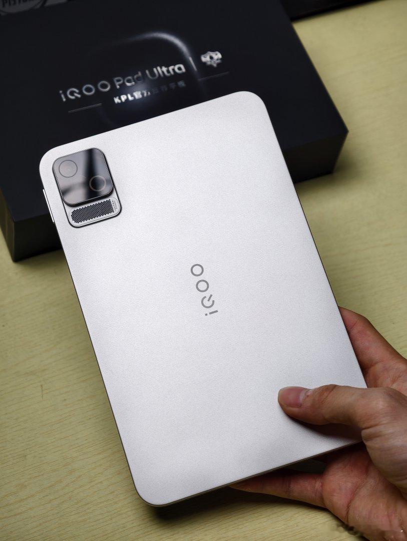#iQOO Pad Ultra# 小尺寸电竞设备想持续释放性能，散热不能含糊。iQOO Pad Ultra在8.8英寸机身里放进一枚30×30×3.5mm主动散热风扇，最高转速14500rpm、最大风量0.94CFM，散热结构面积达到1661mm²，这套配置就是为高负载游戏准备的。

背部蜂巢结构超大进风口、独立出风口和侧边大尺寸散热口，组成一条 ​