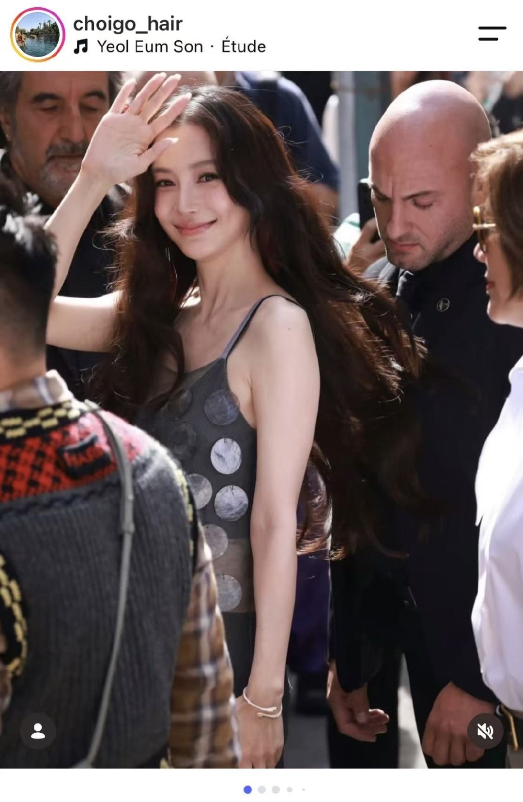 #angelababy# [兔子]#杨颖# 
米兰时装周化妆师和发型师在ins发帖认领，有ins的将将去互动下[来] ​
没豪的宝宝进👗👉 ​​​