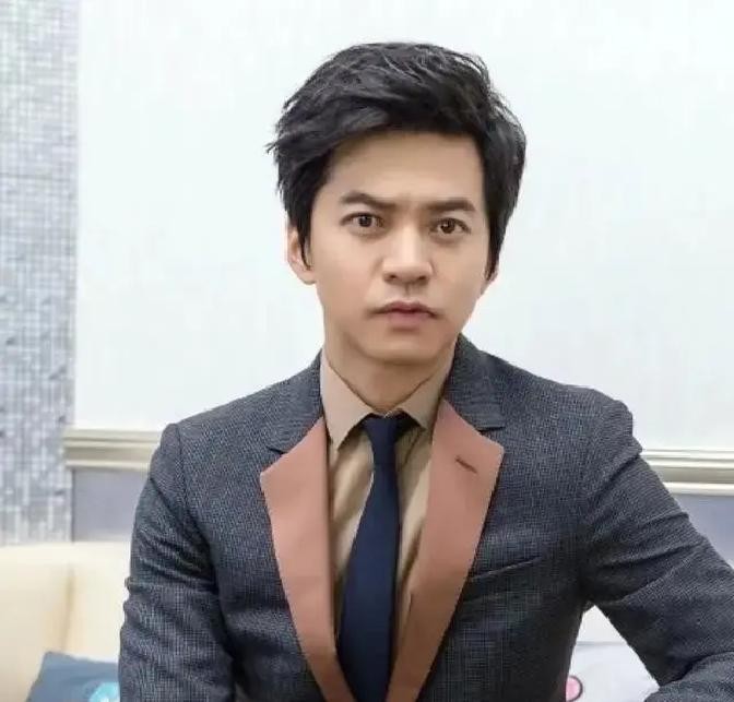 当年录制2018年《中国好声音》的后台，谢霆锋掏出手机主动想加个微信，李健却干脆地回了句“加不了”，直接把谢霆锋惊得愣在原地

在名利场里摸爬滚打，同行之间扫码留个联系方式再寻常不过。当面拒绝别人，往往意味着抹不开面子或者关系不睦。直到李健不慌不忙从兜里掏出自己的手机，谢霆锋才哭笑不得——眼前赫然是