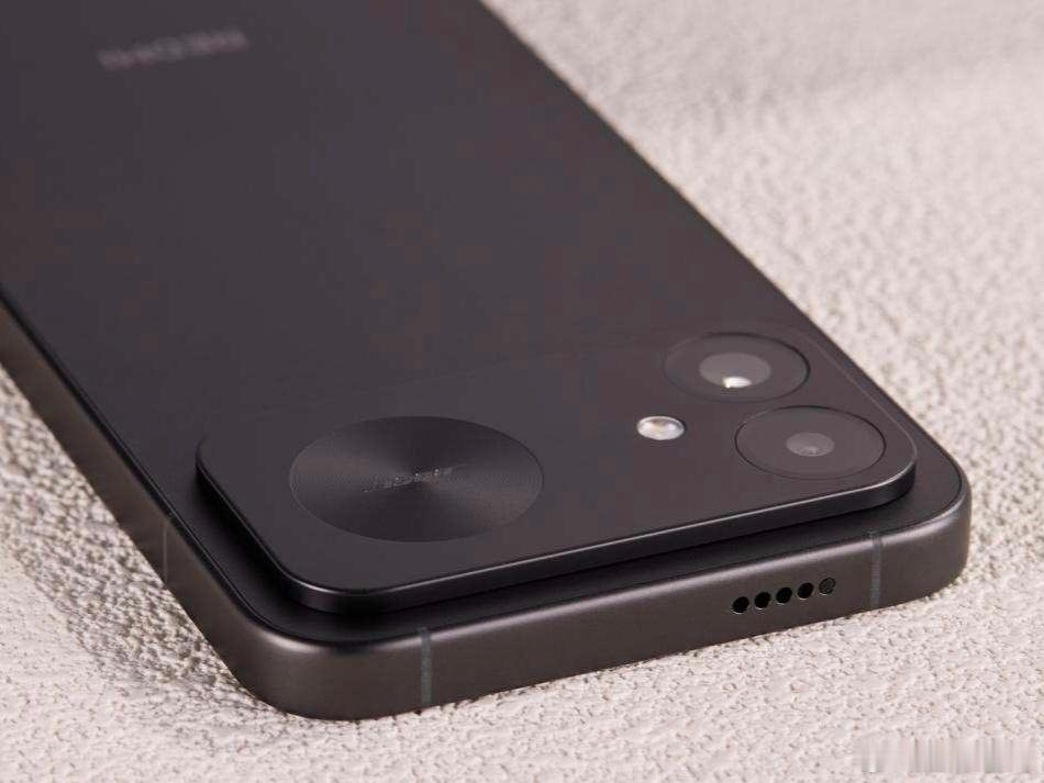 REDMI K100 黑色版开箱图赏：时尚挺阔，比前代更简洁

REDMI 举办了新品发布会，正式推出 K 系列最新一代产品 REDMI K100，新机主打“双芯魔王，万级续航”，标准版首次搭载游戏独显，同时 10000mAh 小米金沙江电池带来强劲续航，从而带来全面高能体验。现在拿到了黑色款的 REDMI K100 真机，先为大家 ​
