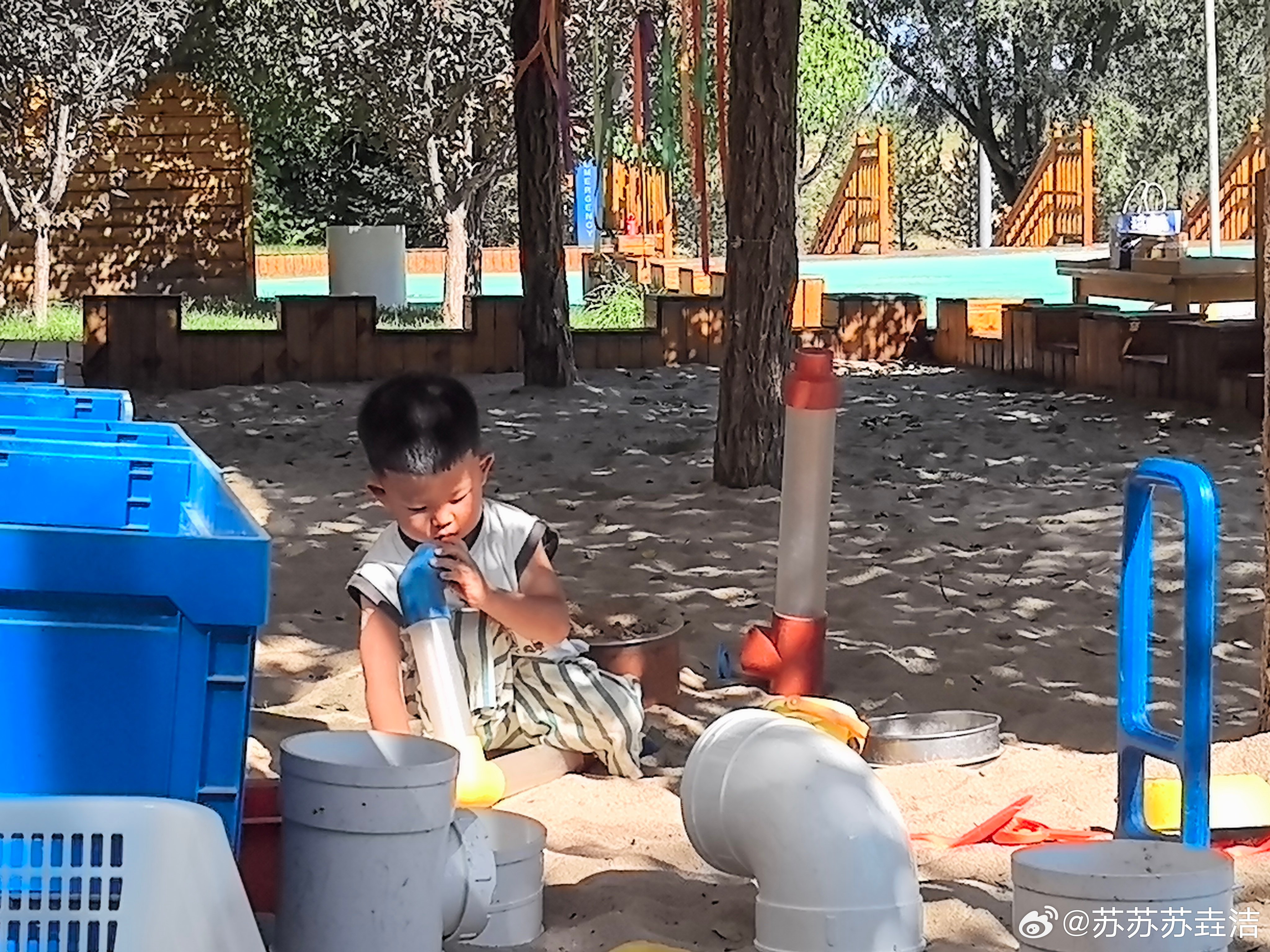 笣子开启了幼儿园生活，不止他需要适应，我比他更焦虑[泪]
大概是先入为主的感受，相比较托育园的老师，”雷厉风行果断利索，少了点温柔与随和”是我对班主任的第一印象。对比之下，加上这俩天的幼儿园生活，有点后悔没有让笣子继续上托班。
昨天送笣子去园后，在车里哭了，担心与焦虑和武梦轩说了之后 ​
