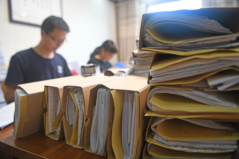据司法系统统计，失信被执行人已达八百万人。实际情况肯定更多，还有许多案件纠纷还没有进入法院的执行阶段，所以，无法统计准确数字。
造成老赖多的原因是整个社会不讲诚信，更重要的是老赖没有得到应有的惩罚。