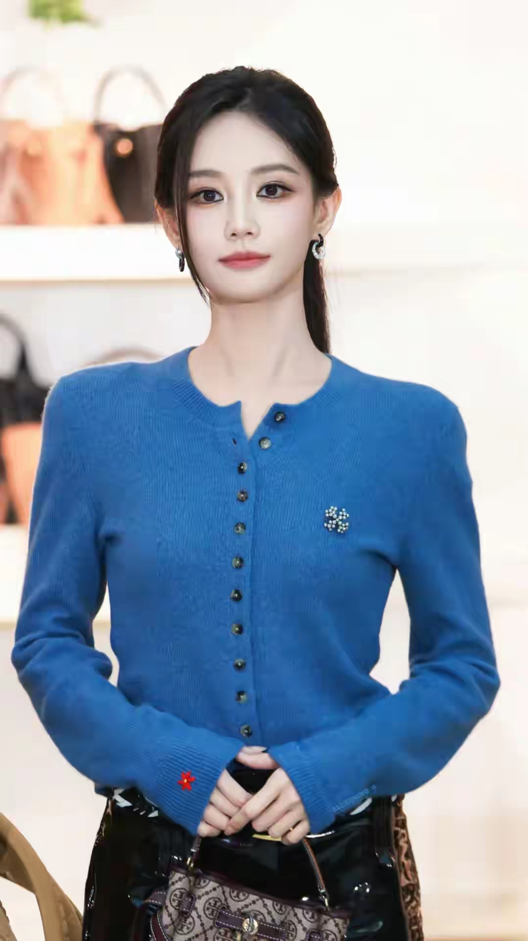 最近刷到李现掌镜拍的李一桐美照，直接被戳中审美点了。
俩人刚杀青民国悬疑剧《长风起》，李现玩摄影刚满一年，拍风光扫街拍了大半年缺人像模特，刚好同组的熟人李一桐妆发齐全，直接当了他四个月的互勉模特。
出的10多张图基本没磨皮动皮肤，只调了色调，完全踩中“摄影三要素全靠模特”的梗，李现还特意不等剧宣就发