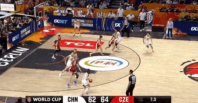 杨舒予这绝平3分线三步上篮太牛了！
字母哥、文班这么上不奇怪，女篮小个后卫能上进、且还是绝平球的情况下是真牛。今天就她和韩旭撑起了球队！
女篮对持球人的压力不够导致捷克上半场3分爆发，快攻得分更是惨不忍睹。还好加时赢了。
张子宇完全没任何作用，训练太有问题了，力量、对抗全没有，投篮还必须站得稳稳的、