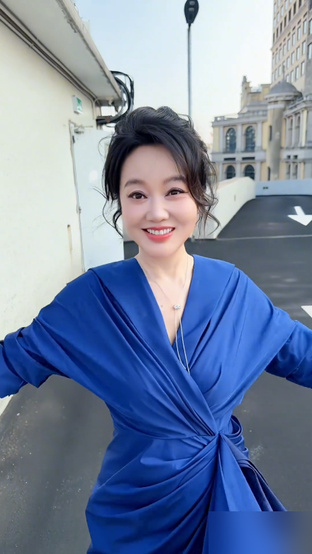 55岁闫妮，90斤，宝蓝色高开叉，往那一站，全场安静了。
她以前什么样？《武林外传》那会儿，126斤到130斤，跟现在判若两人。减了多少？将近40斤，一度掉到96斤，现在稳定在90斤左右。
怎么做到的？她自己说，就俩字：饿着，加运动。听着简单，做起来是要命。
每天瑜伽、游泳、拳击轮着来，把空闲