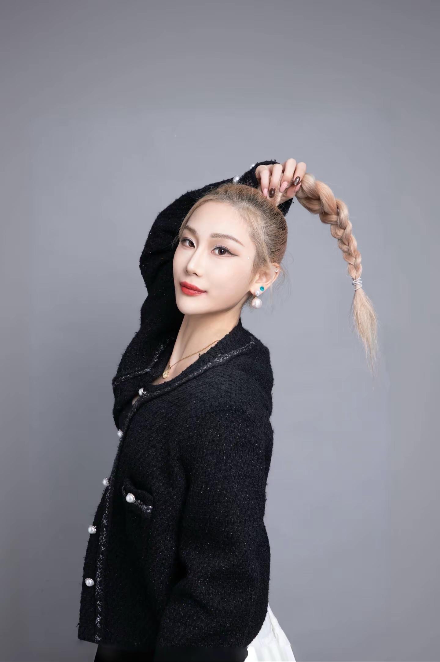 事业型辣妹Headshot🖤。她变成了那颗被温柔层层包裹的坚硬内核不...