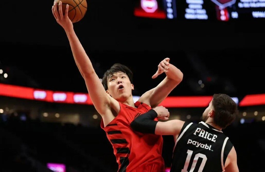 克林根7尺2，去年首轮7号秀。季前赛第二场，他领到第5次犯规下场，下半场首发没了。顶替他的人叫杨瀚森，第三节砍了14分。
一场比赛把轮换顺序打乱了
打开拓者打国王那场，克林根出战17分40秒，4投1中，2分8篮板5犯规。杨瀚森打了17分钟，16分4篮板3盖帽。两个人上场时间几乎一样，一个领到5次犯规