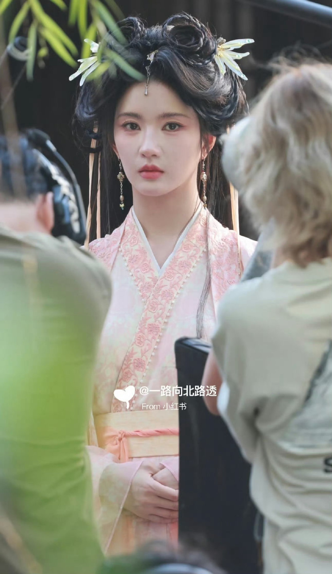 又是百妖谱剧组
给些宁设计的发型有点好笑 ​