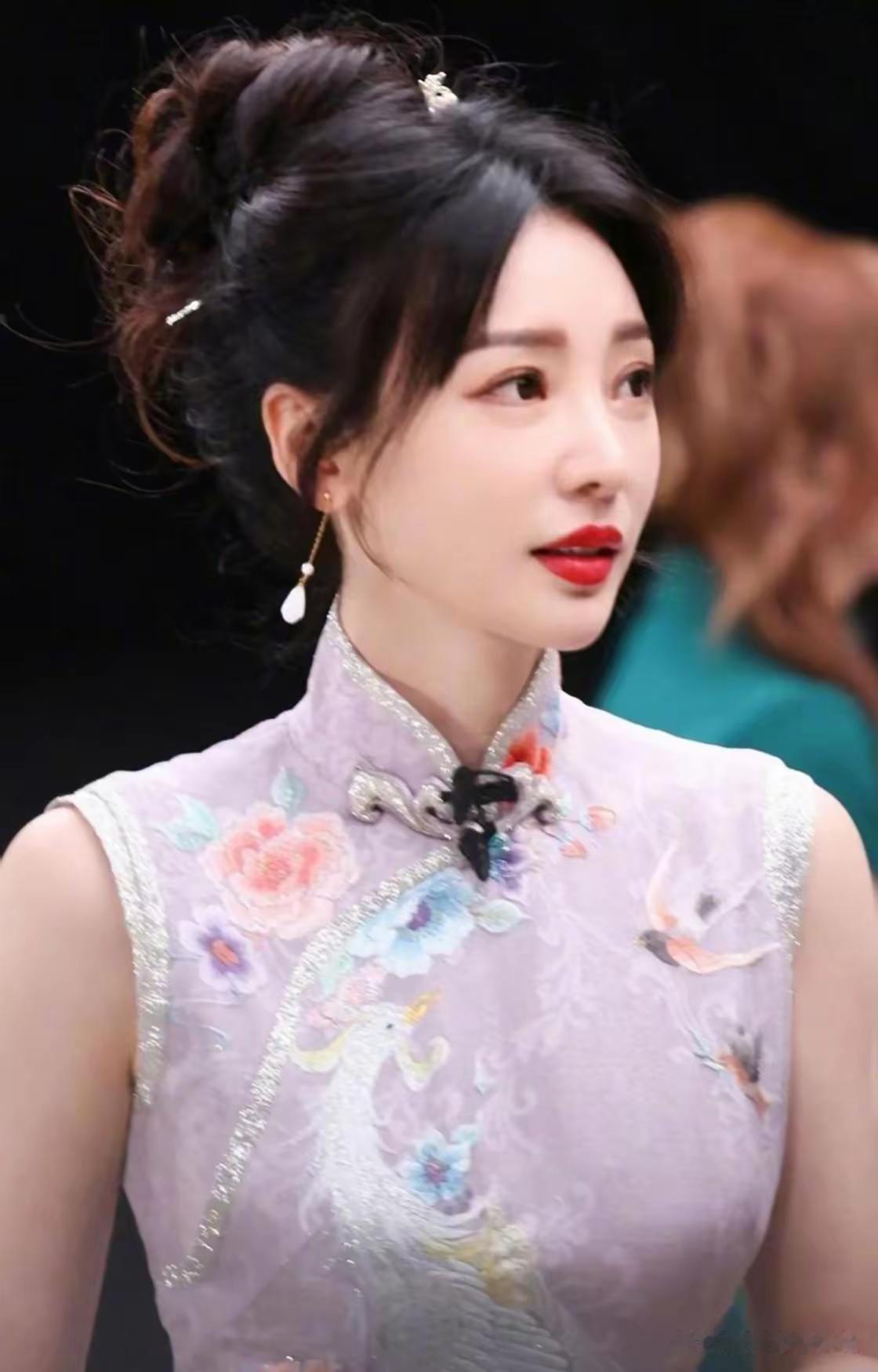 当红女星柳岩是一位非常著名，年轻漂亮，长相出众，身材脸蛋都好看，演技优秀的演员！她凭借着自己的努力和磨炼演技，得到了无数粉丝的关注和支持！柳岩不仅仅是在电视剧上有很多的代表作品，而且她还主演了多部非常卖座的电影，成为了一位真正的实力派女演员！