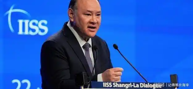 菲律宾防长特奥多罗发话，把驻北京的国防武官连同工作人员统统撤回。随后，菲律宾军方对我们喊话，说谈是可以谈，但不是无条件谈。

菲律宾这把热线被当成逼人先低头的杠杆，这操作，真够拧巴。
 
事情走到这一步，不是一句“沟通不畅”能解释的。
 
军方一线对接窗口被清空，意味着双方在海上、空中出现突发情况时