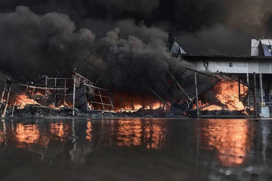 基辅-日托米尔公路沿途的基辅布查区米拉村大爆炸的视频和照片已在网上广为流传。爆炸现场的画面简直如同世界末日——在方圆数百米内，到处是废墟、瓦砾堆和扭曲的金属结构碎片。大爆炸还导致基辅-日托米尔公路的交通大半天都处于封锁状态，直到当地时间今天中午12点后才重新开放。大爆炸发生后，米拉及 ​