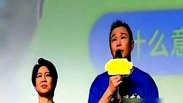 在《披荆斩棘》升降台上摔了个大跟头，小沈阳顺势一滚站起来，前后不到一秒，动作比排练还丝滑。

全网都在夸这是教科书级救场，但看他这一阵的处境，摔跤真不算啥大事。四公当队长带着余文乐、郭晓东唱《她》，票数出来照样垫底；媳妇沈春阳头一回当导演，他零片酬去演，预售拉胯到没眼看，硬是靠一帮喜剧熟脸把票房给拽