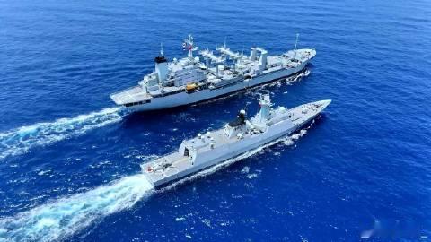 885青海湖舰与054A改进型护卫舰进行横向、纵向补给训练。<br ...