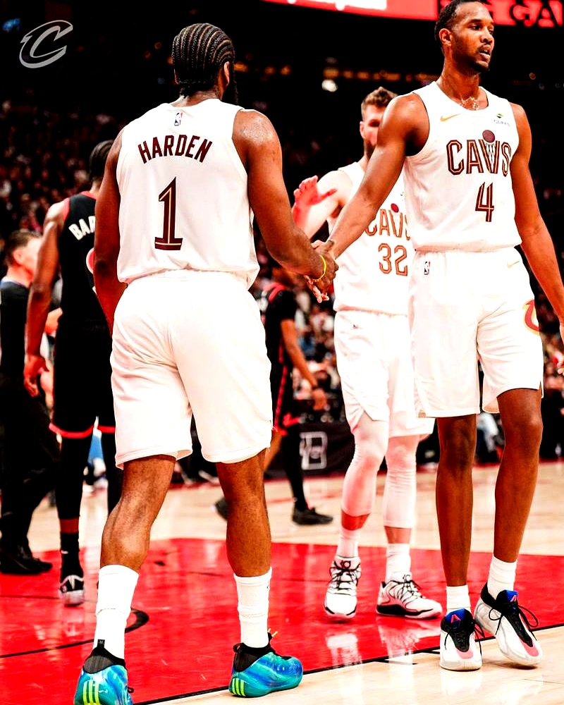 全队指望他俩续命，结果末节直接崩了……    骑士队客场打猛龙，第四节...