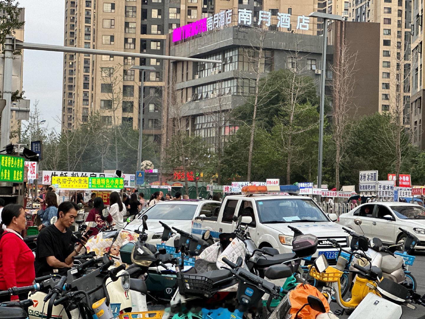 昆明官渡区广居路与君安路交叉口常年被占道经营，夜间化身公路上的大型夜市，随之带来的噪音、油烟、垃圾、堵车让周边居民苦不堪言，若遇上级检查或媒体报道，城管就会出动管控一下，其他时段则放任不管。 ​