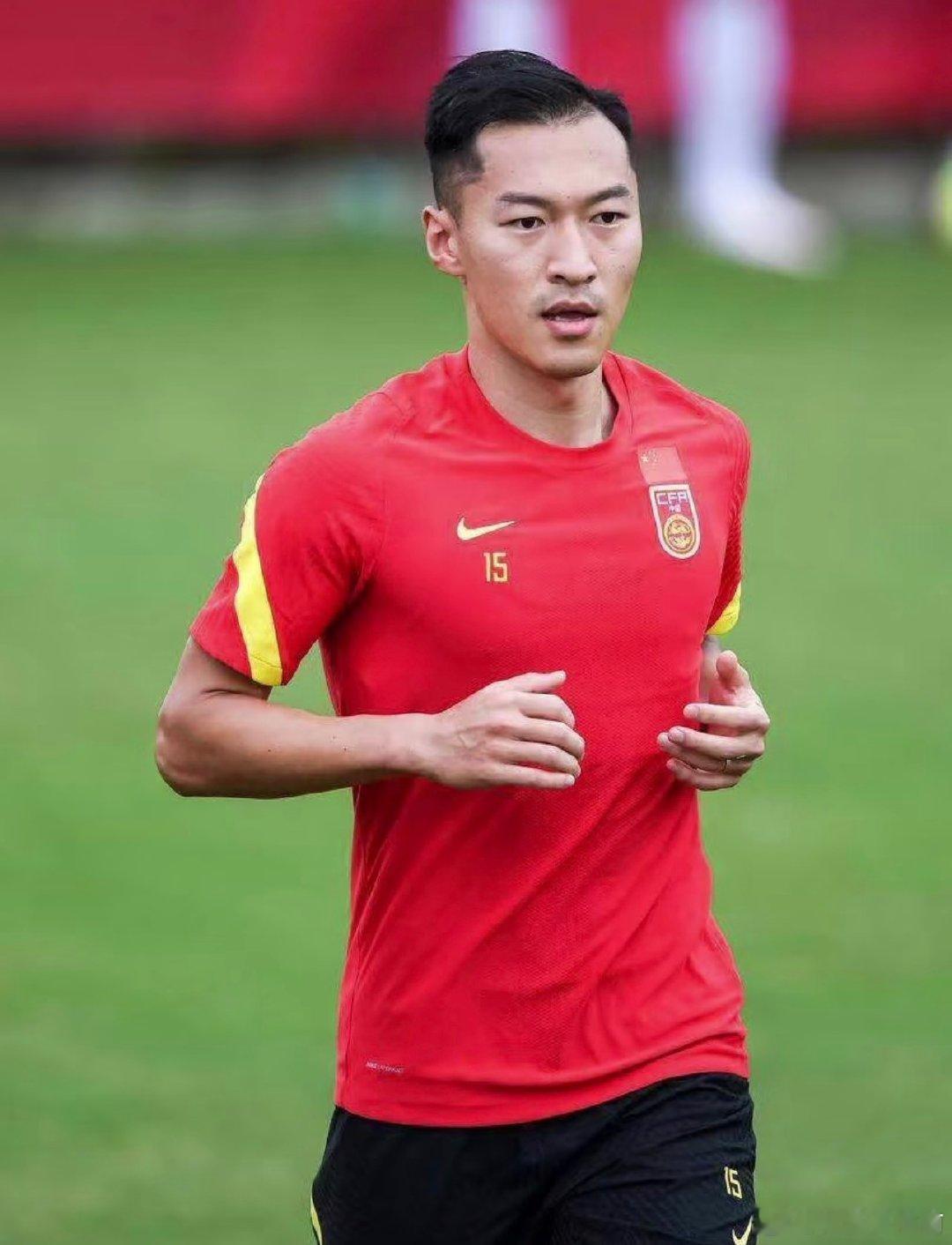 #37岁吴曦出任亚运男足第一队长# 中国男足亚运队在出征前唯一一场热身赛，吴曦、蒯纪闻各入一球，张玉宁、吴曦、朱辰杰三名超龄球员悉数首发，而37岁的吴曦，将出任本届亚运会国足亚运队的第一队长。他是队内资历最深、大赛经验最丰富的人，串联攻防，这次带队征战！ ​