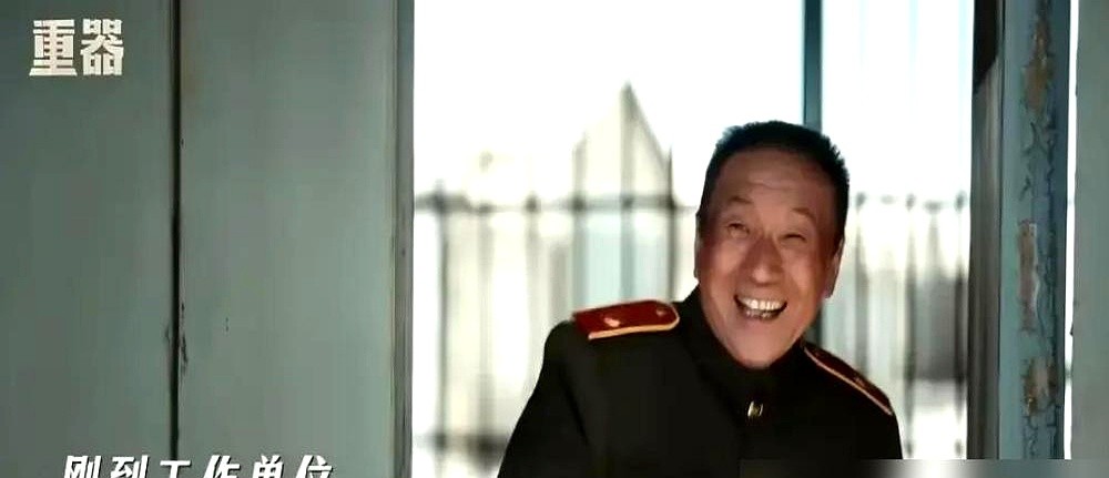 李雪健听力受损，为了接准词，硬是把对手演员的台词全背进了脑子里。

《重器》这部戏，老前辈们是真拼。于和伟、吴越、丁勇岱往镜头前一站，一个眼神就把角色钉住了。

现在的影视圈挺难，开机量缩水，底层群演每天蹲在片场外熬日子。

可另一边，拿走大头片酬的年轻面孔，念台词像背书，观众看着直摇头。干活的拿不