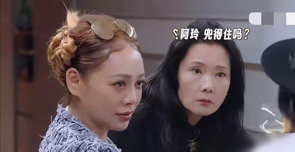 梁朝伟被问“刘嘉玲是不是一生最爱”，刘嘉玲直接回：不是，只是最合适。
这话换别人说，早炸了。但放他俩身上，网友反而觉得真实。
刘嘉玲上郑裕玲的节目，爆料梁朝伟在家灯泡坏了只会喊她，装修直接拎包住酒店躲事。生活里就是个“白痴”。可一到红毯，64岁的人紧张得搓手，她站旁边拍照，十指紧扣没松过。
前