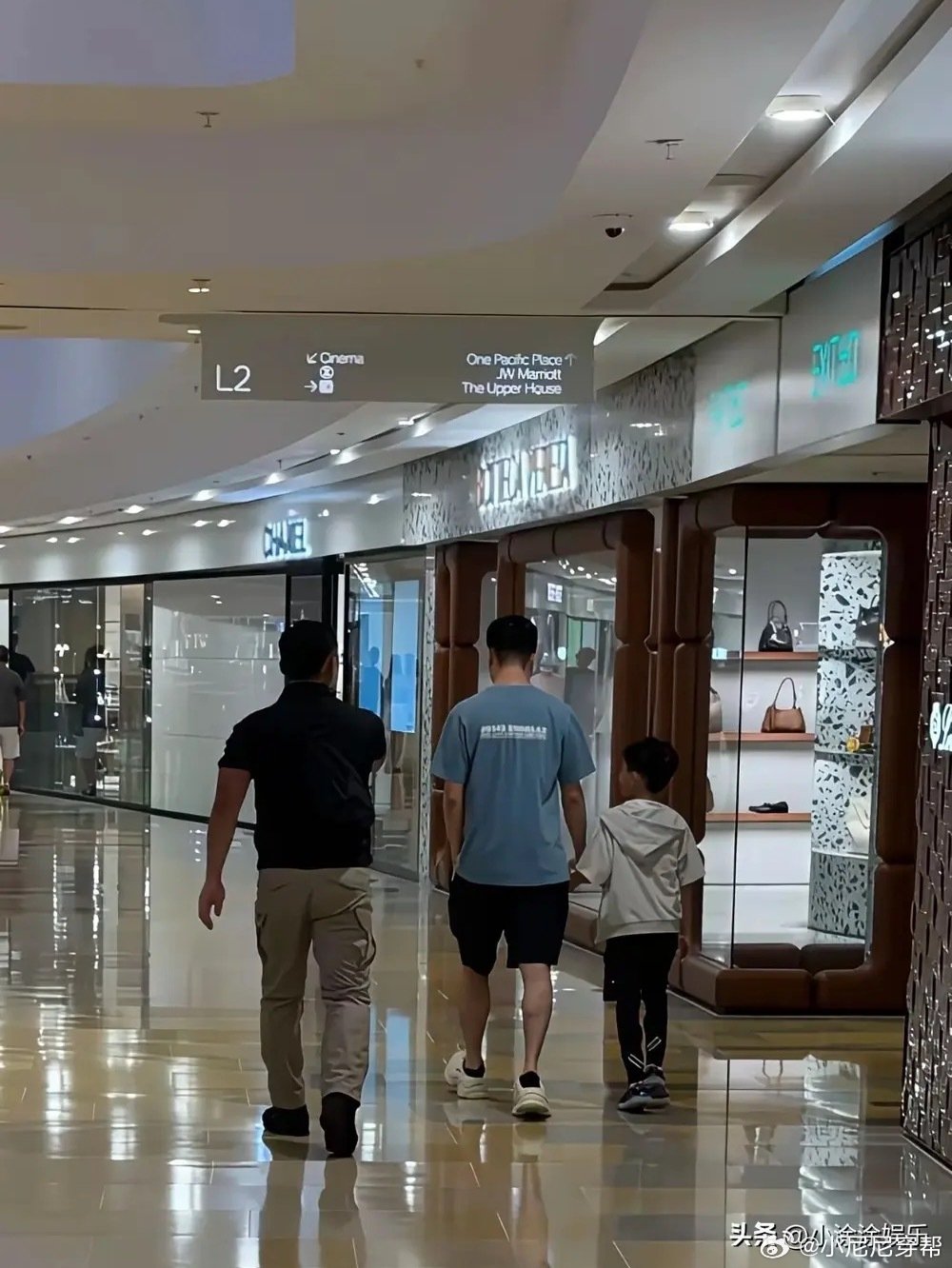 网友在香港太古广场偶遇31岁的何猷君，他正带着7岁的大儿子何广燊出门逛街采购，身旁还有保镖随行保护。 ​