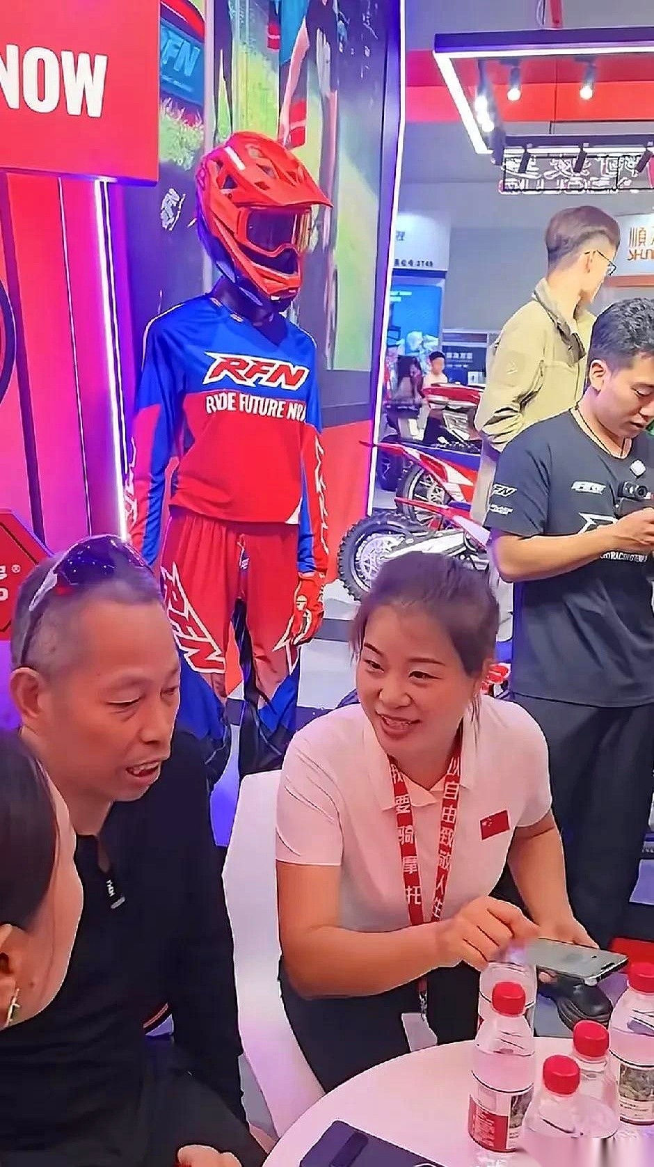 重庆摩博会的阿波罗展台，一开始冷清得连个打卡拍照的人都没有。老板应儿姐干坐在凳子上，看着过道里的人来人往。
可没过几个小时，现场画风突变。各路博主的长枪短炮瞬间调转方向，直接把阿波罗展台的过道堵得水泄不通。
这不是砸场子，而是隔壁的老板张雪，硬生生把自己的“流量池”连盆端了过来。
当天的展会上，张雪