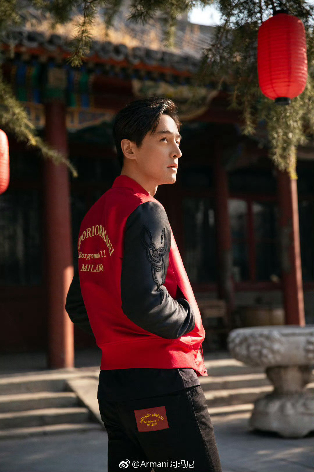#胡歌[超话]#  #胡歌# [心]

【2019年】演绎#Emporio Armani# 2019 #EA中国新年系列#，在摩登风姿与传统年俗中自由穿梭，重拾新年珍贵的温暖与感动，把春意带回家！ ​