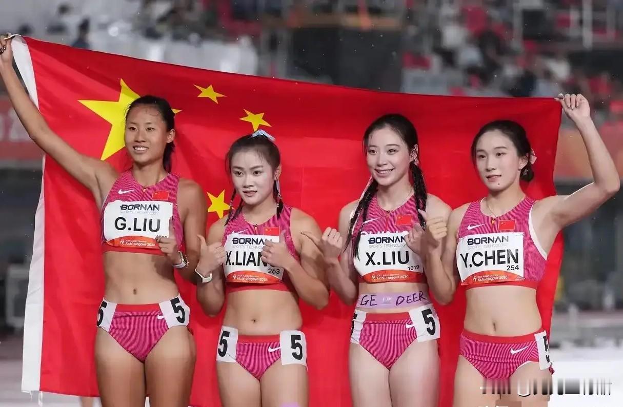 不知道大家发现没，
亚运女子接力夺冠，很多人被刘峡君肚子上的肌贴戳中了。

细心的网友发现，她肌贴上印着“GEDEER”，这不是赞助商广告，是队员专门留给葛曼棋的心意。

拆解下来一目了然：GE是葛，DEER是小鹿，刚好对应葛曼棋腰间标志性的小鹿纹身。

葛曼棋在百米预赛大腿拉伤，遗憾退出本届所有赛