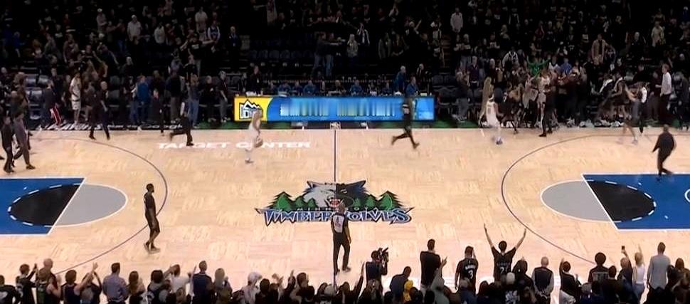 领先16分，比赛只剩1.3秒，还上篮？这事儿就发生在森林狼主场。   ...