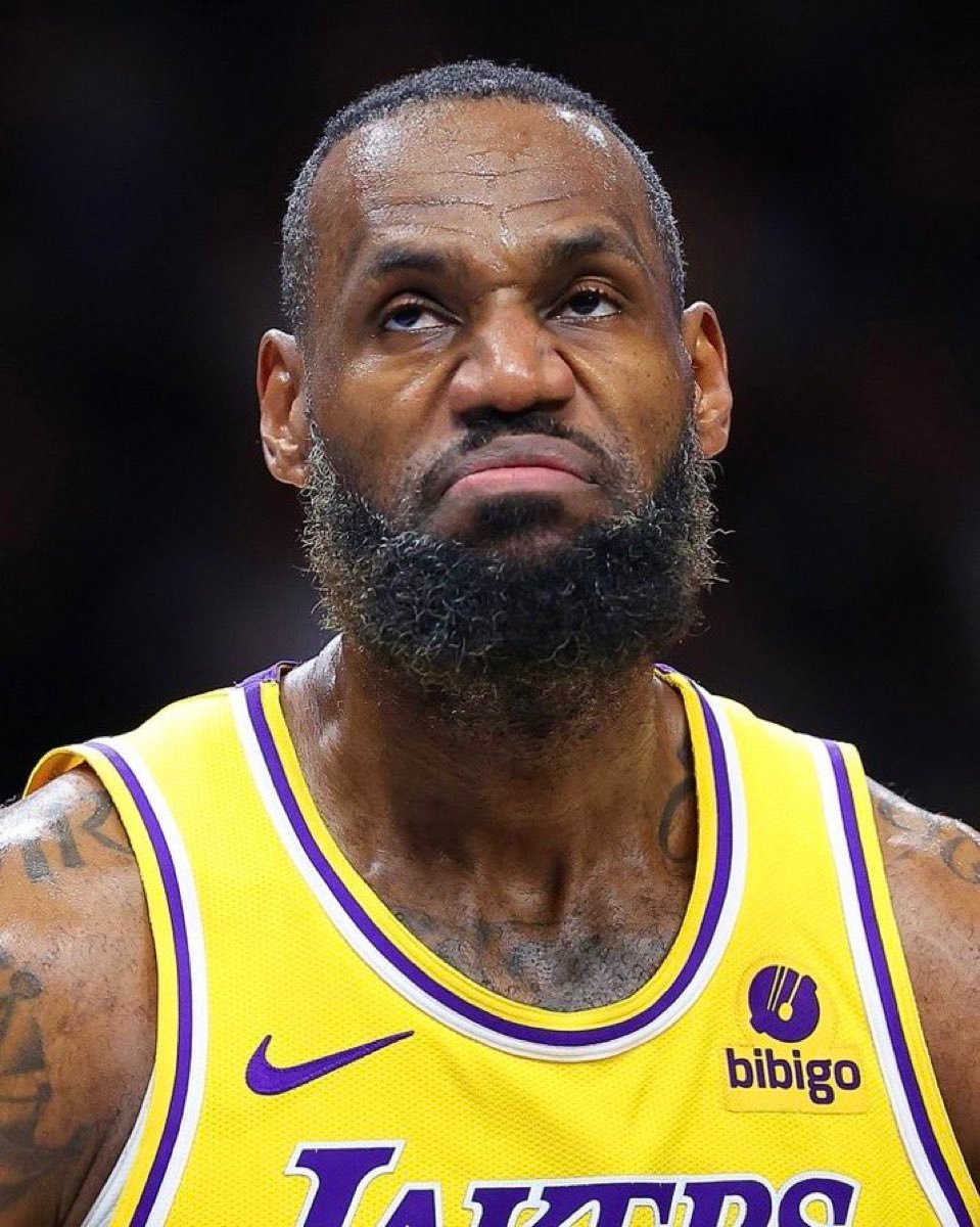 詹姆斯打出湖人生涯最差的一场比赛：  全场出战36分钟 17投4中，三...