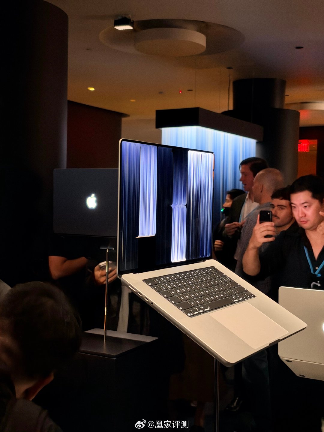 #MacBook发光LOGO回归#苹果最新MacBook Pro真的有发光logo了，屏幕也支持触控了，还有灵动岛，能够为一些专业软件带来不一样的交互体验 ​